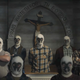 En la serie de HBO, un grupo de terroristas y supremacistas blancos está matando policías, mientras llevan máscaras similares a la de Rorschach.